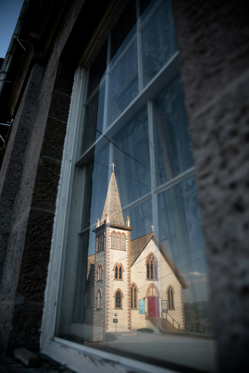 Una chiesa vista attraverso una finestra.