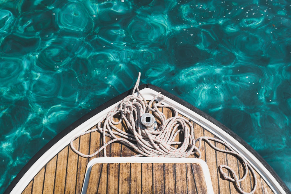 fotografia aérea de barco marrom no corpo de água