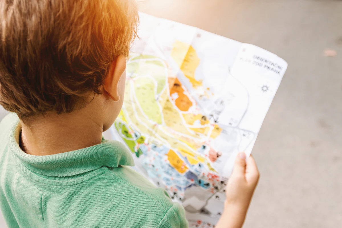 Enfant lisant une carte au trésor en extérieur lors d'un jeu de piste