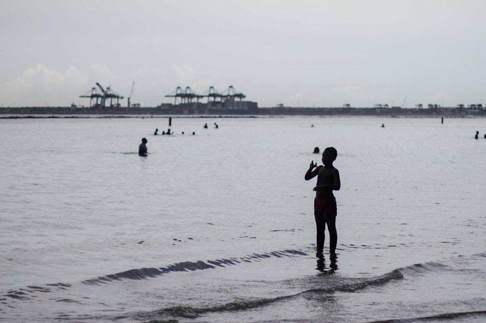 Persona de pie en la orilla del mar durante el día