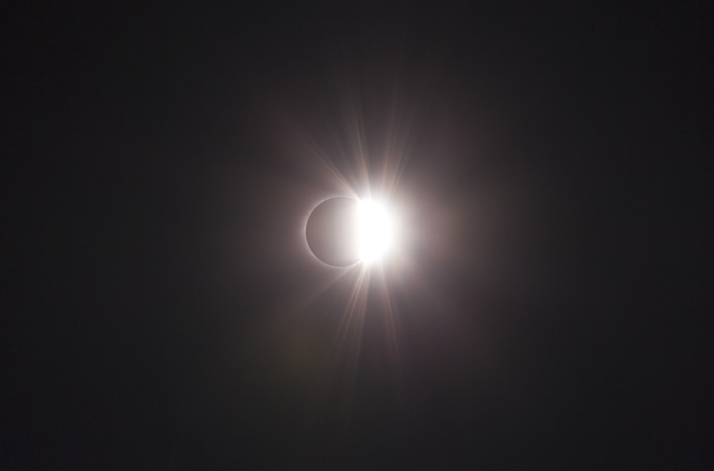 Photographie en basse lumière de l’éclipse