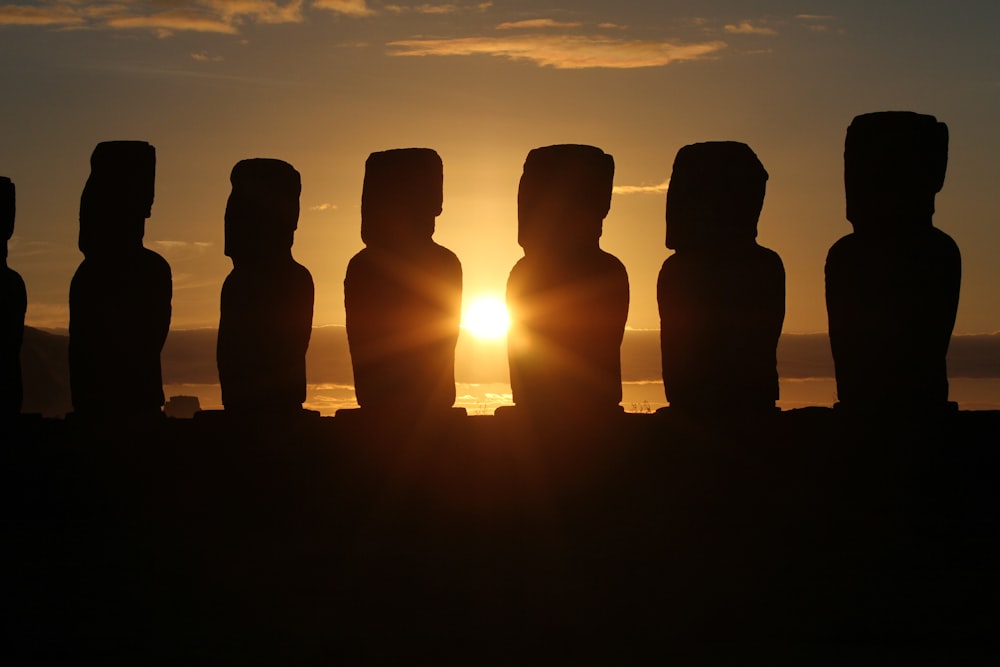 Silhueta de Stonehenge ao entardecer