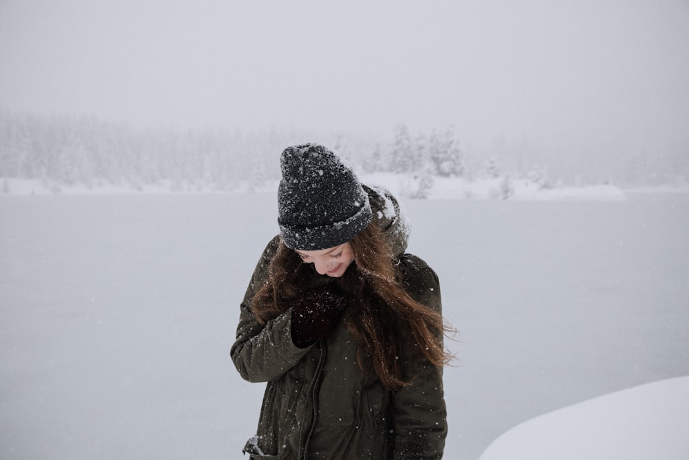 photo en gros plan d’une femme portant un manteau noir pendant l’hiver