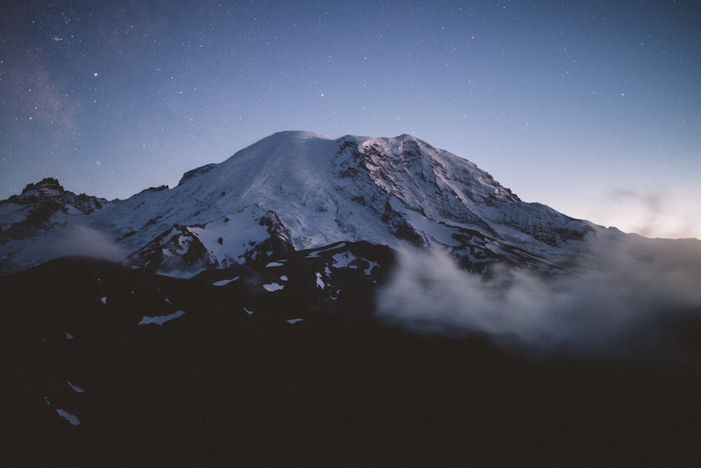 photographie de paysage de montagne avec de la neige