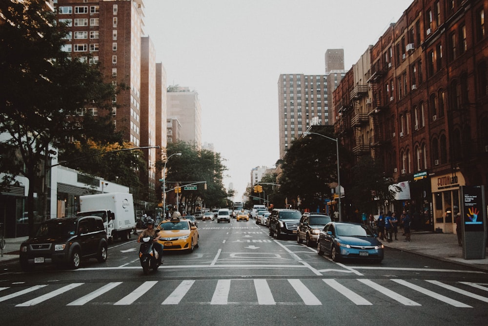 Foto di auto sulla strada vicino all'edificio della città