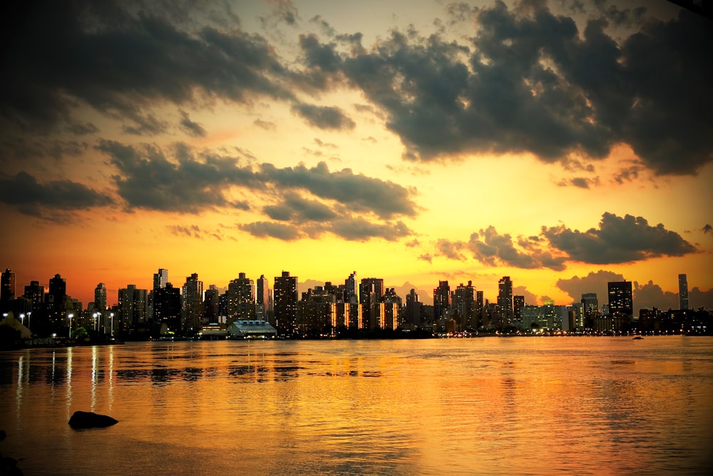 Foto da paisagem urbana sob nuvens brancas durante as horas douradas