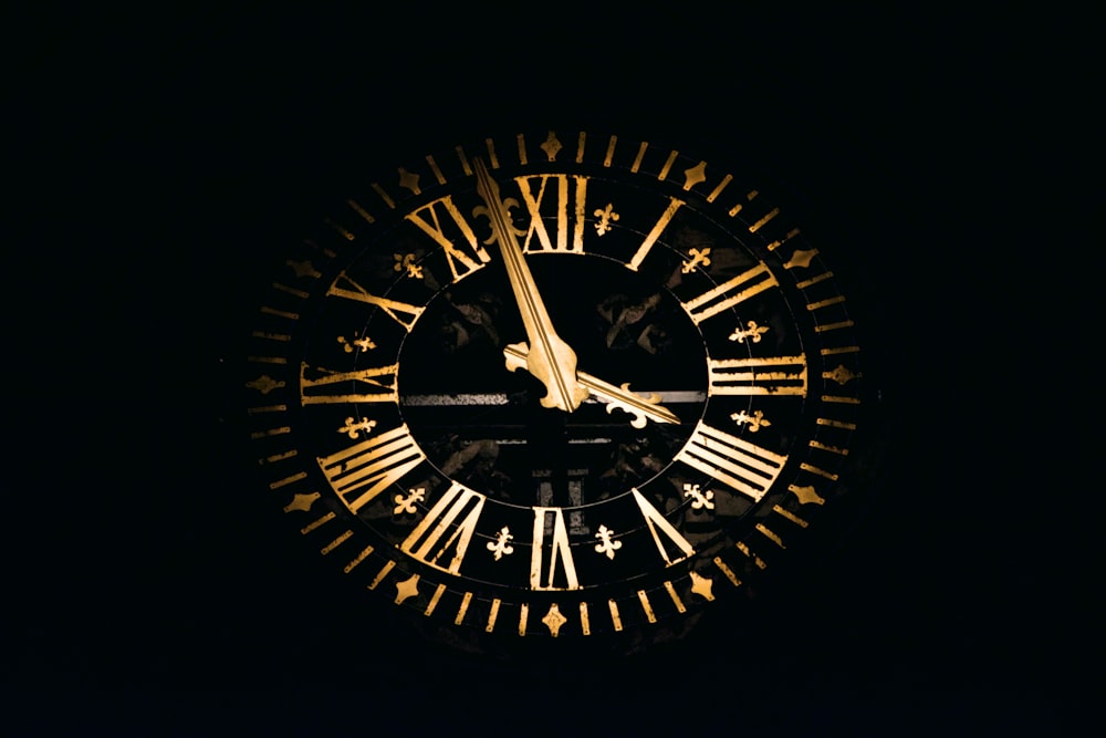 Reloj analógico redondo negro y marrón