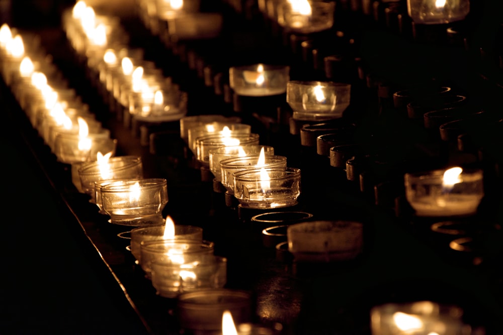 Foto de primer plano de velas de candelita encendidas en el estante