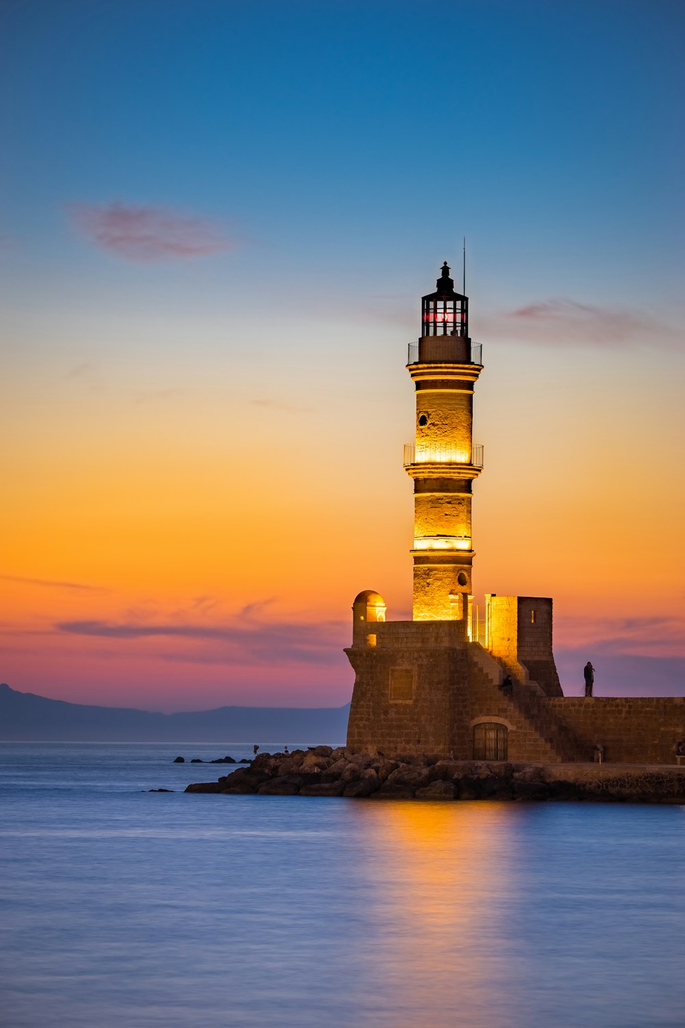 Farol marrom durante a hora dourada