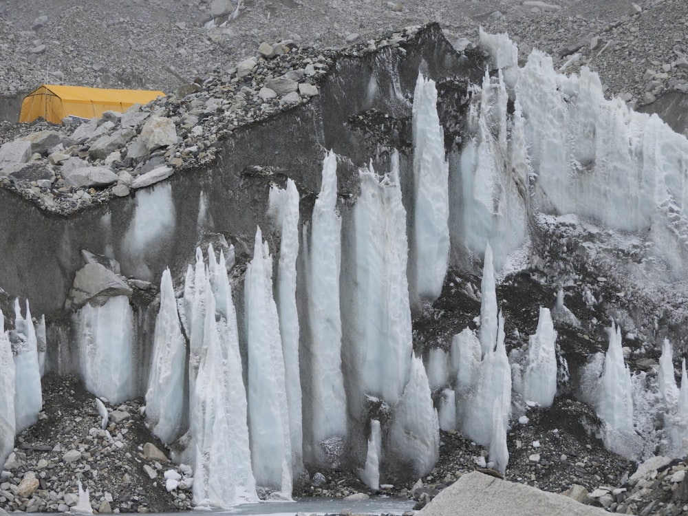 tente jaune au sommet du glacier près de la falaise