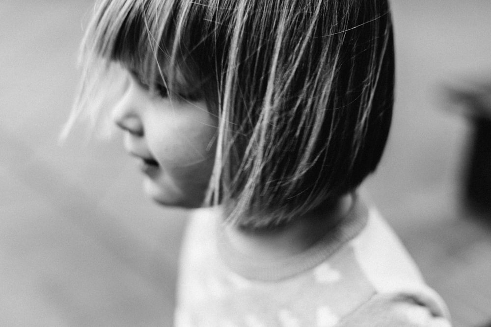 photo of girl wearing gray crew-neck shirt