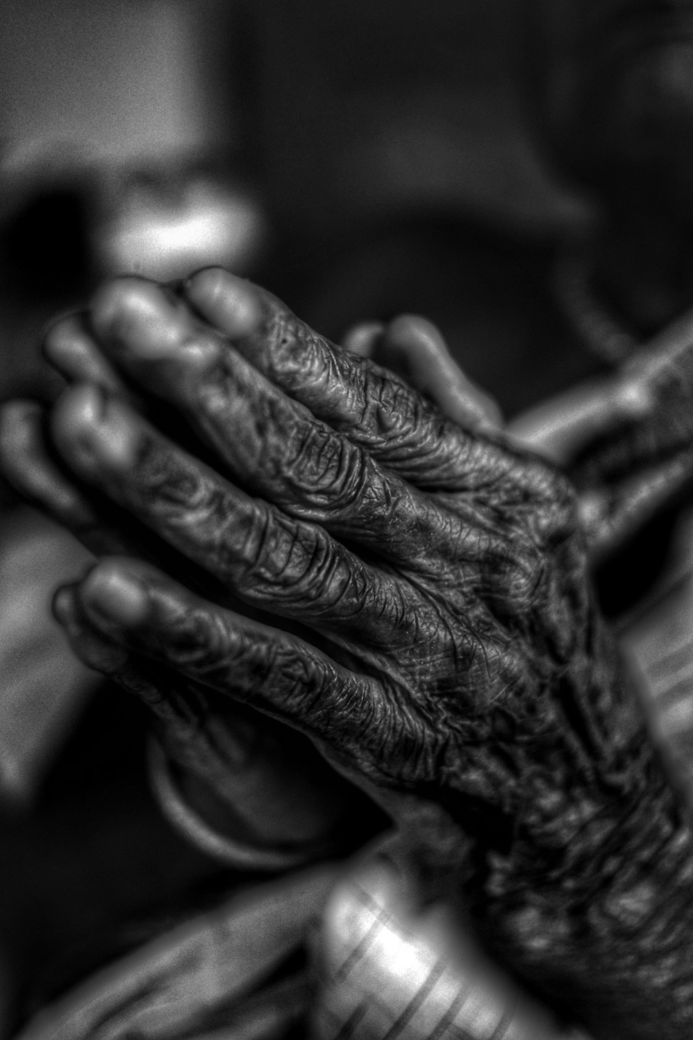 Photographie en niveaux de gris des mains d’une personne