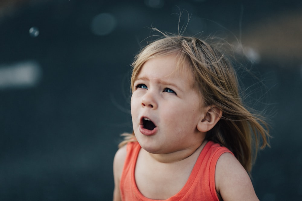 enfant en bas âge ouvrant la bouche