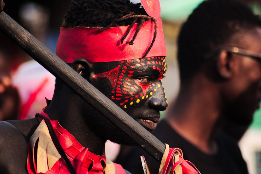 homem com pintura facial vermelha e amarela