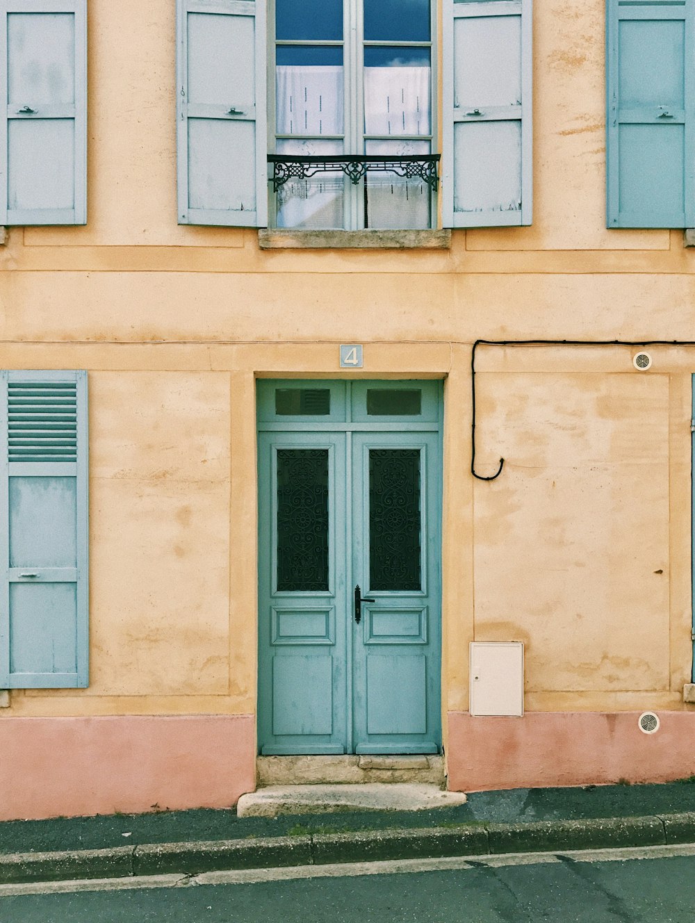 Casa con ventana abierta y puerta cerrada