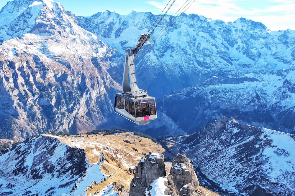 Vue à vol d’oiseau des remontées mécaniques au-dessus des montagnes en hiver