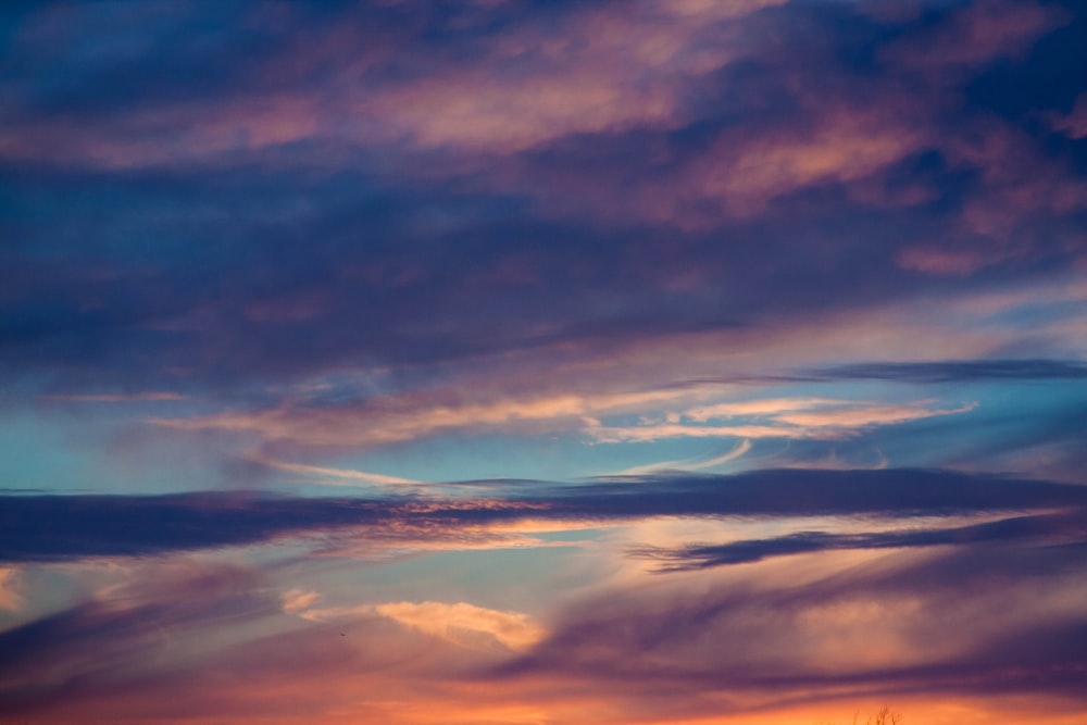 blauer und orangefarbener Himmel