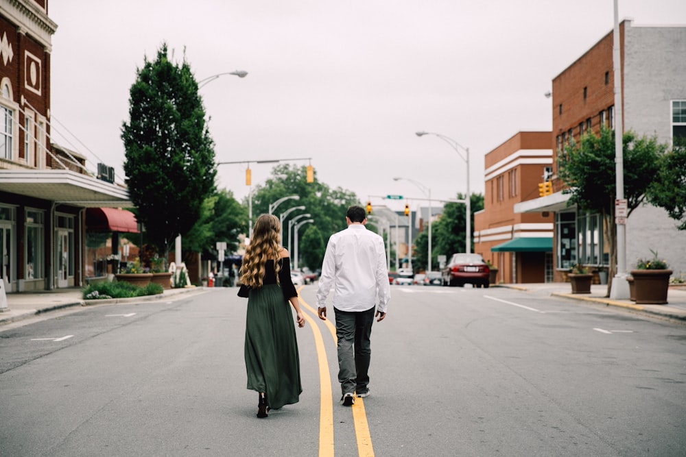 uomo e donna che camminano in mezzo alla strada