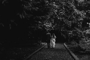 Photo 1504227986464 B07ae4f486f4?q=85&w=300&h=400&fit=crop