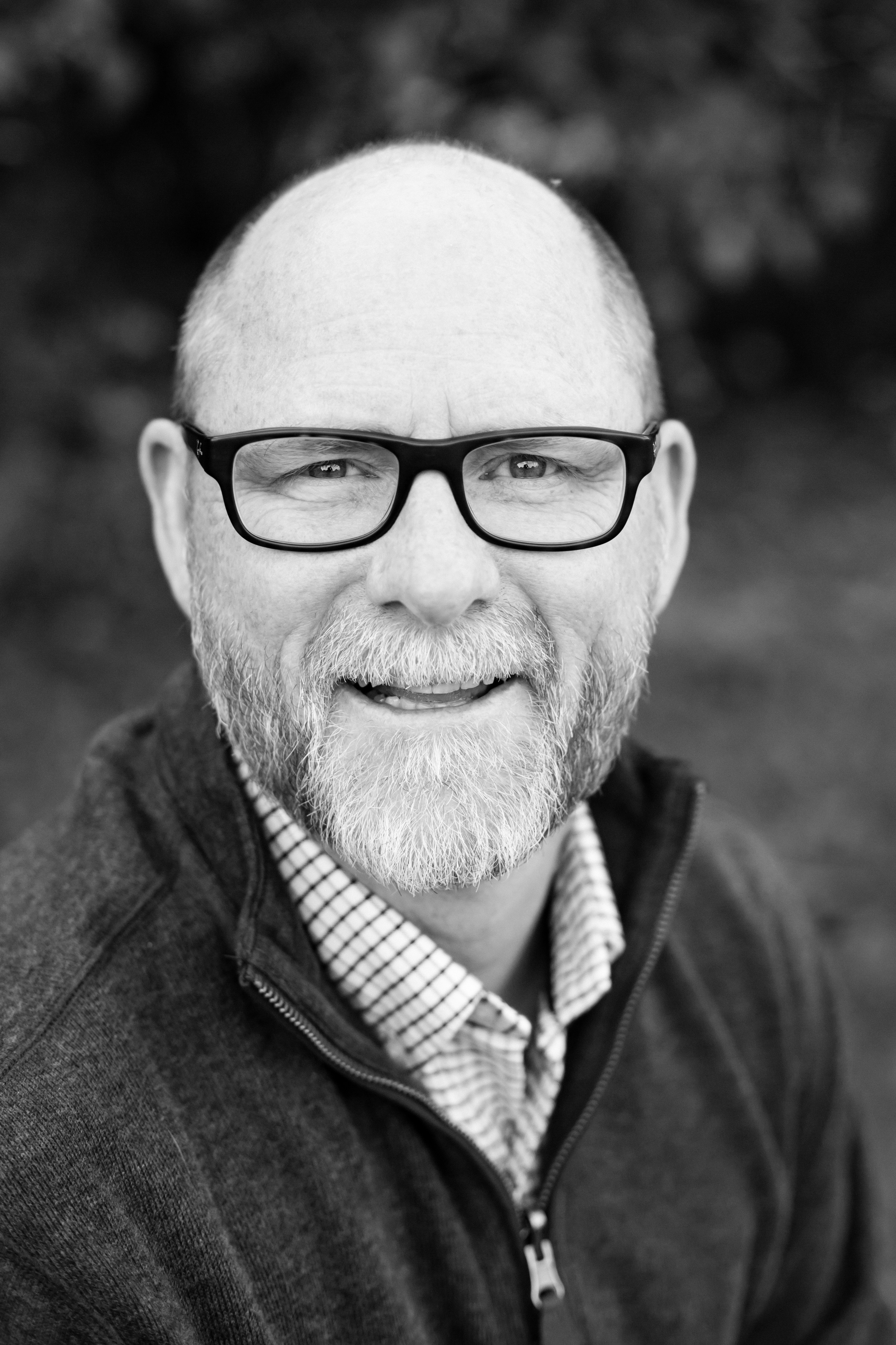 great photo recipe,how to photograph grayscale of man wearing eyeglasses