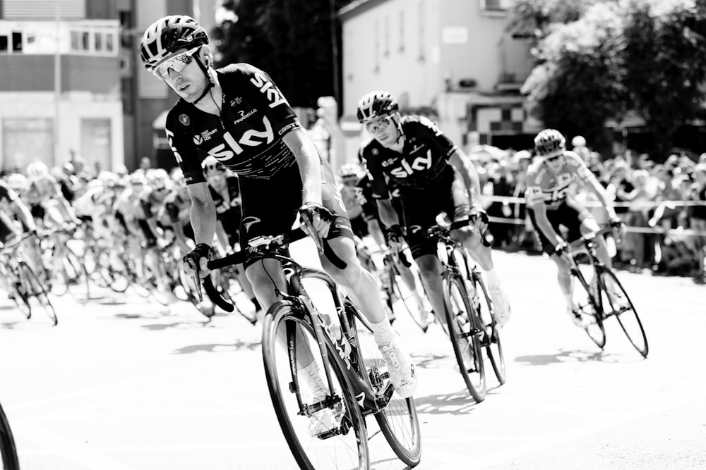 Foto en escala de grises de un ciclista