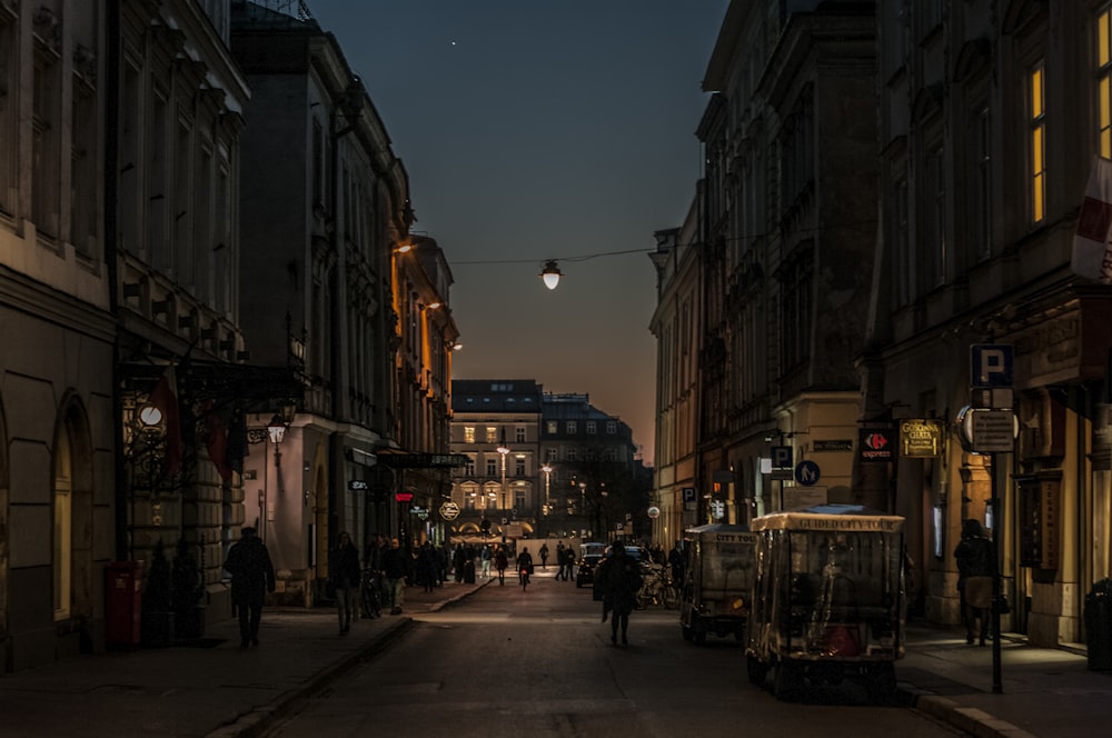 graue Betonstraße zwischen Gebäuden