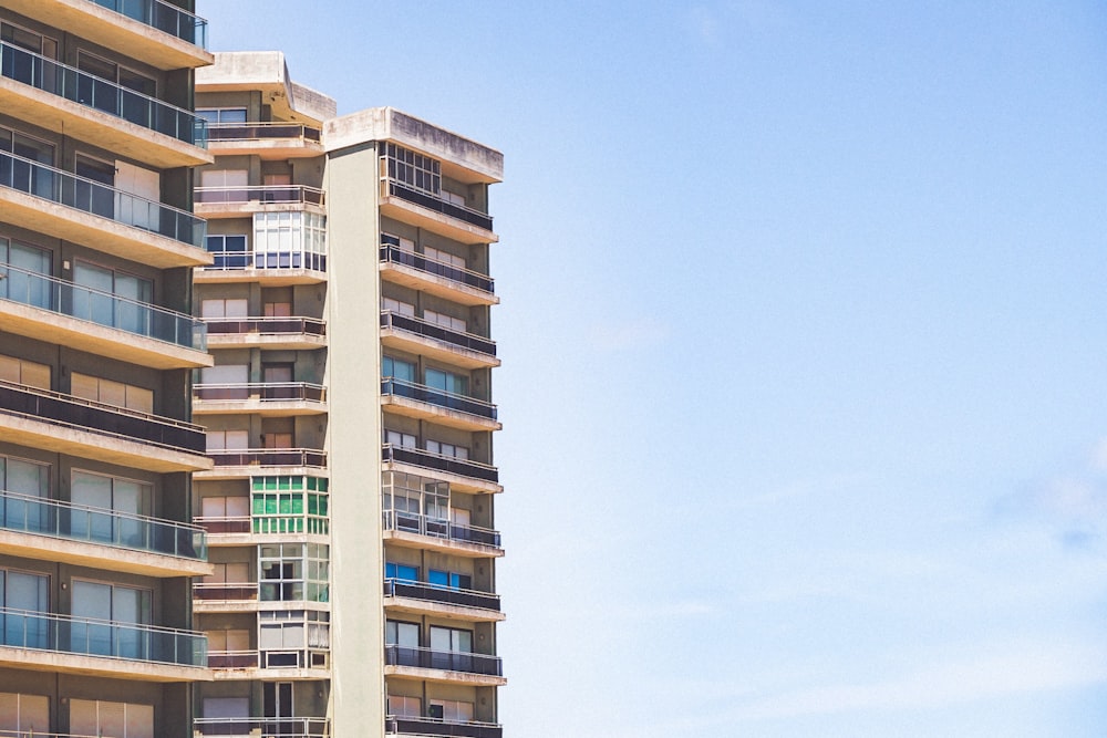 Foto de un edificio de gran altura marrón y gris