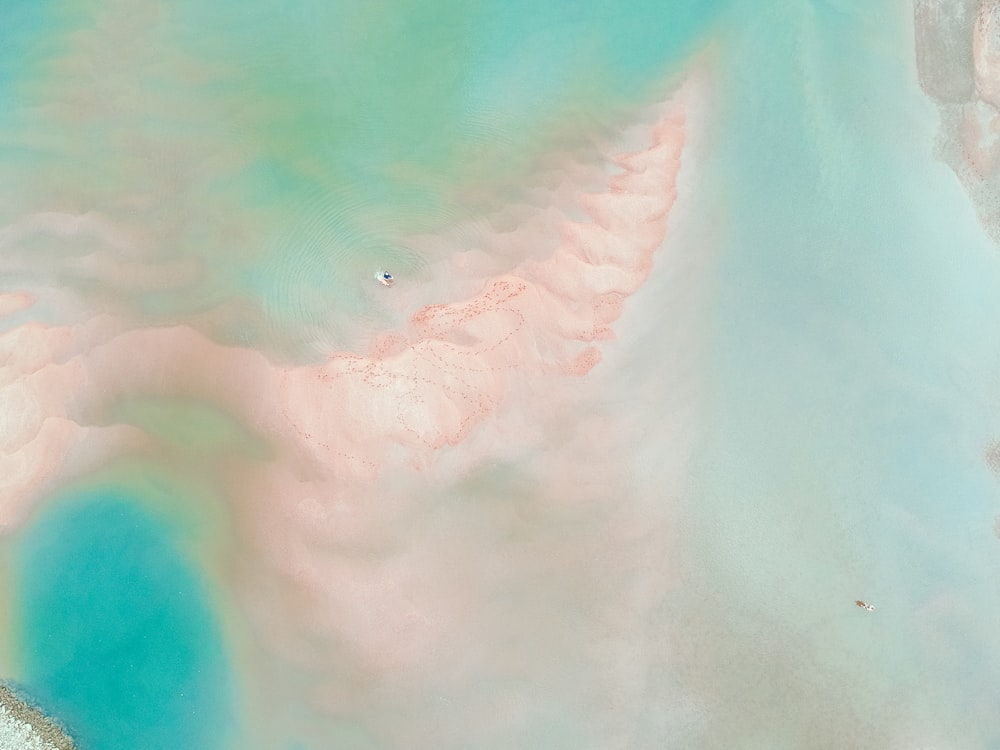 Una vista aérea de un cuerpo de agua