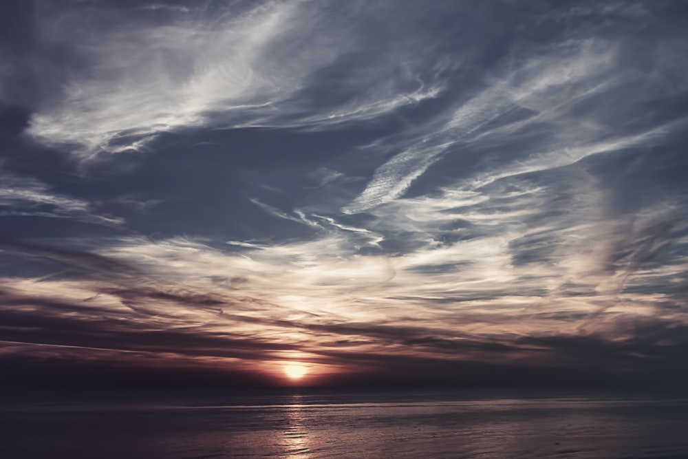 Cuerpo de agua durante la puesta de sol