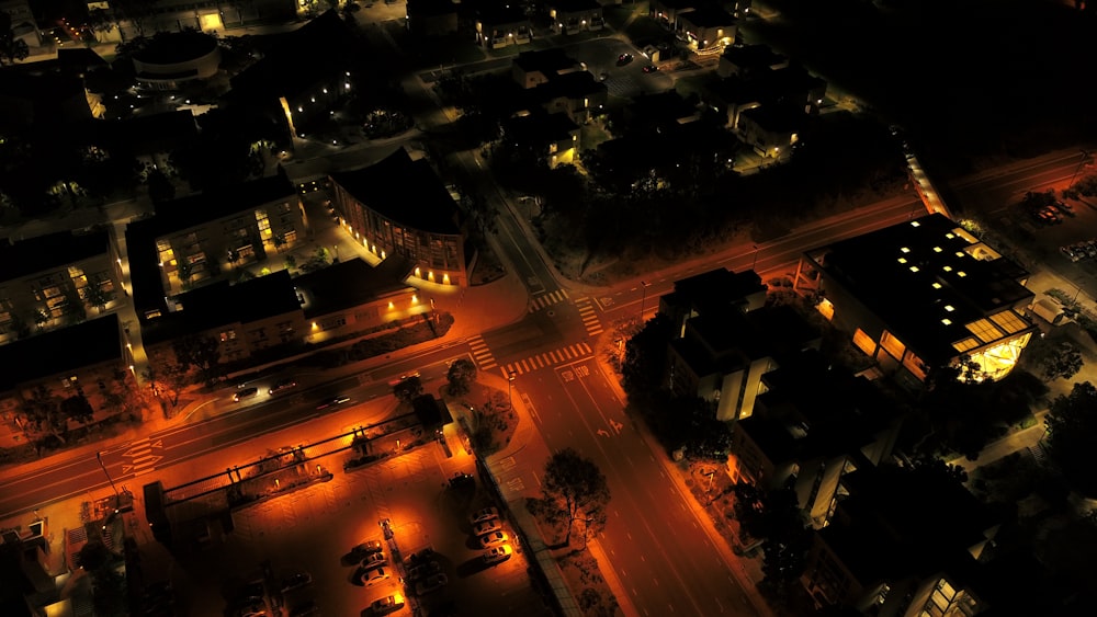 Photographie aérienne des lumières allumées dans les rues et les bâtiments la nuit