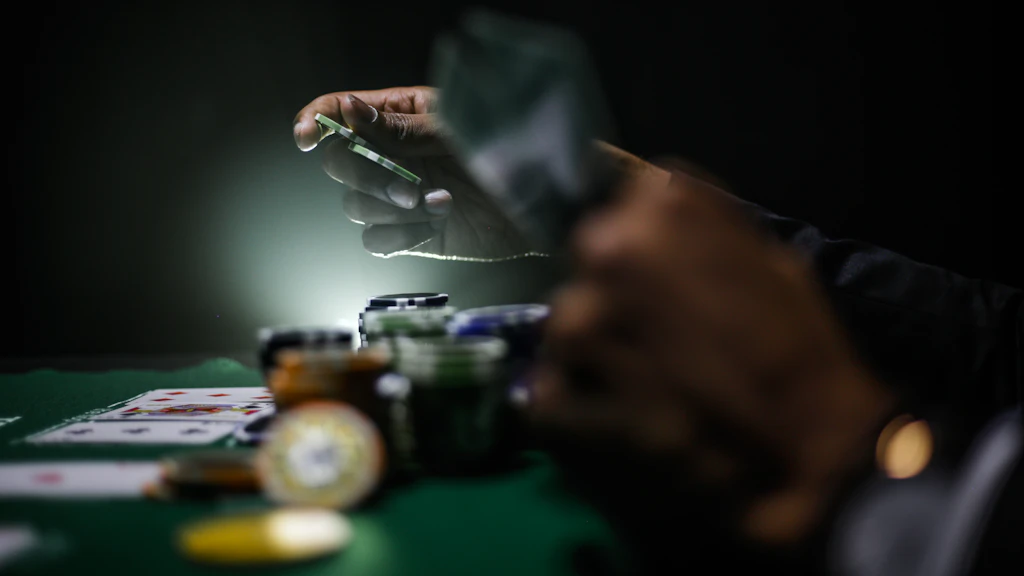 Vue aérienne d'une table de poker illustrant l'avantage de range et de position