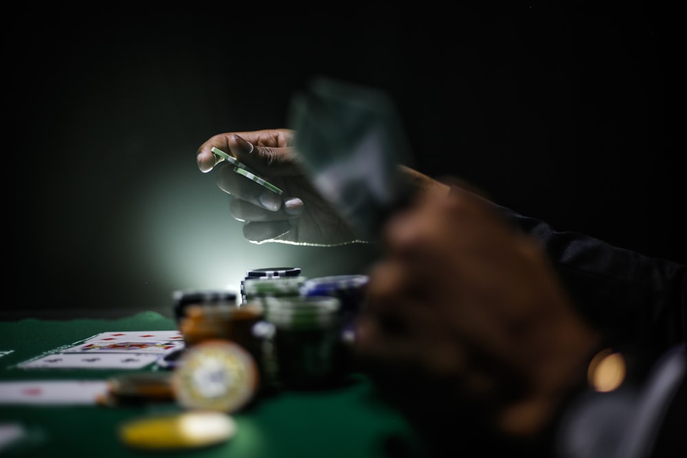 Fotografia de foco seletivo de fichas de poker
