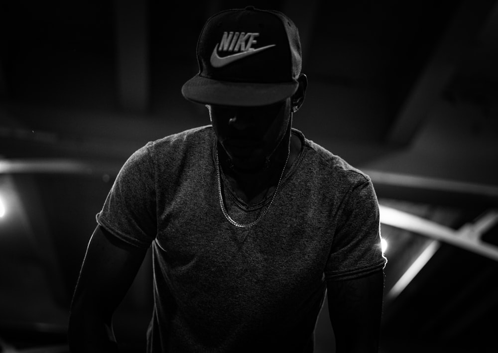 Silhouettenfoto eines Mannes in Nike-Kappe