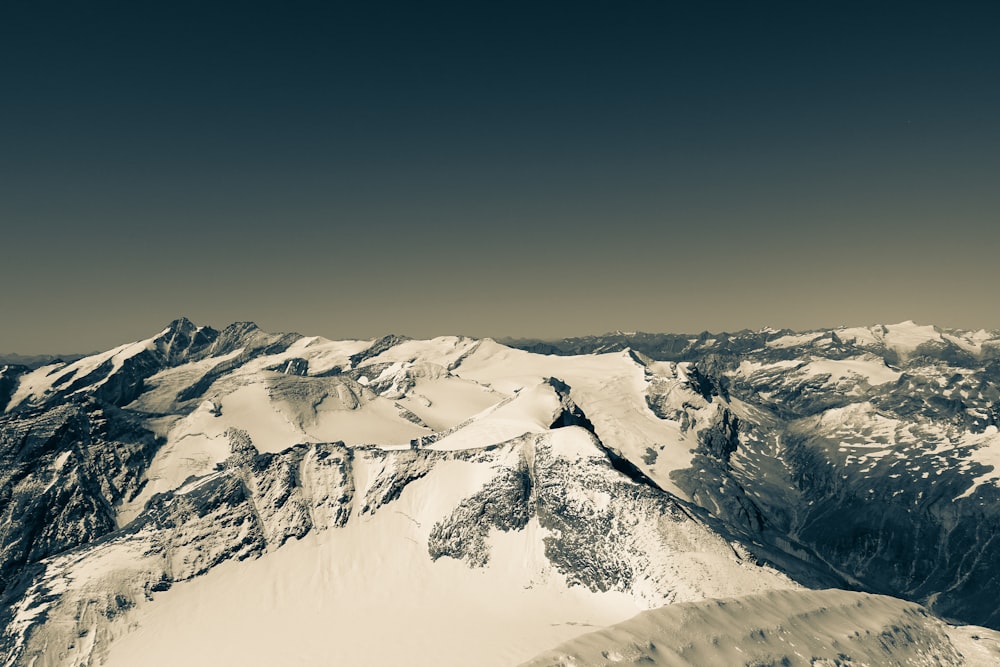 Una foto en blanco y negro de una montaña cubierta de nieve