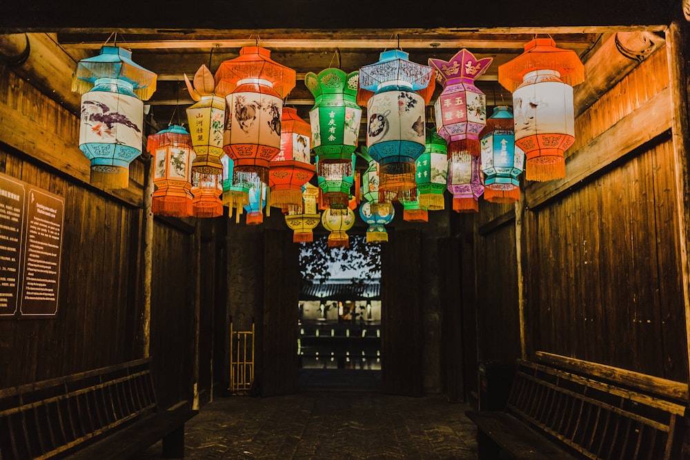 방 안에 있는 다양한 색상의 중국 등불 사진