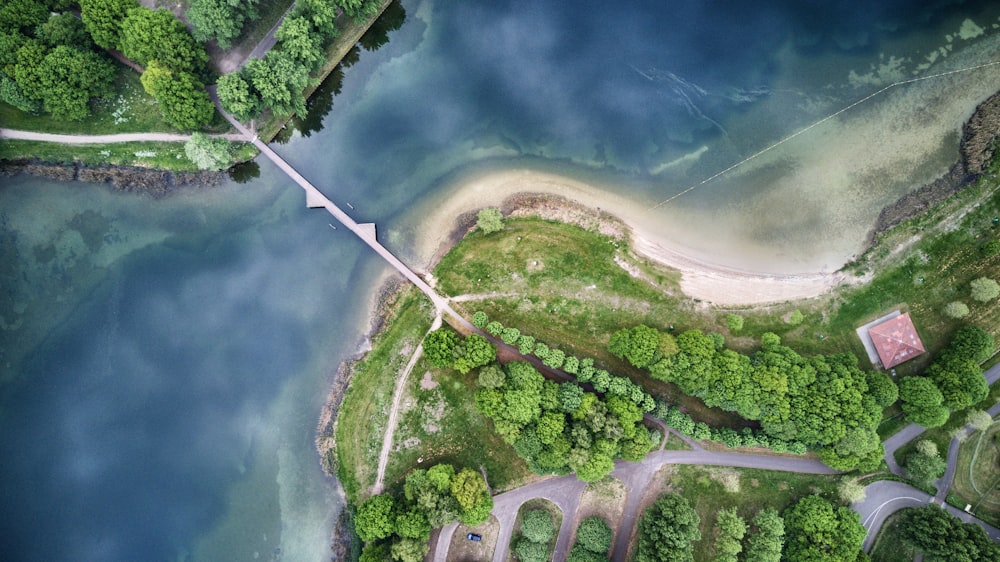 Photographie aérienne d’un plan d’eau avec un pont et des arbres