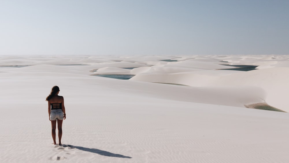 mulher em pé no deserto