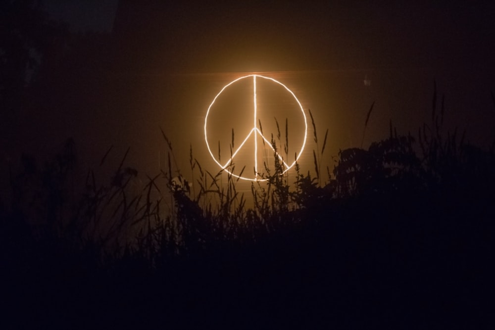 Signe de paix logo signalisation au néon