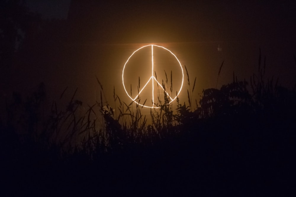 Señalización de neón con logotipo del signo de la paz