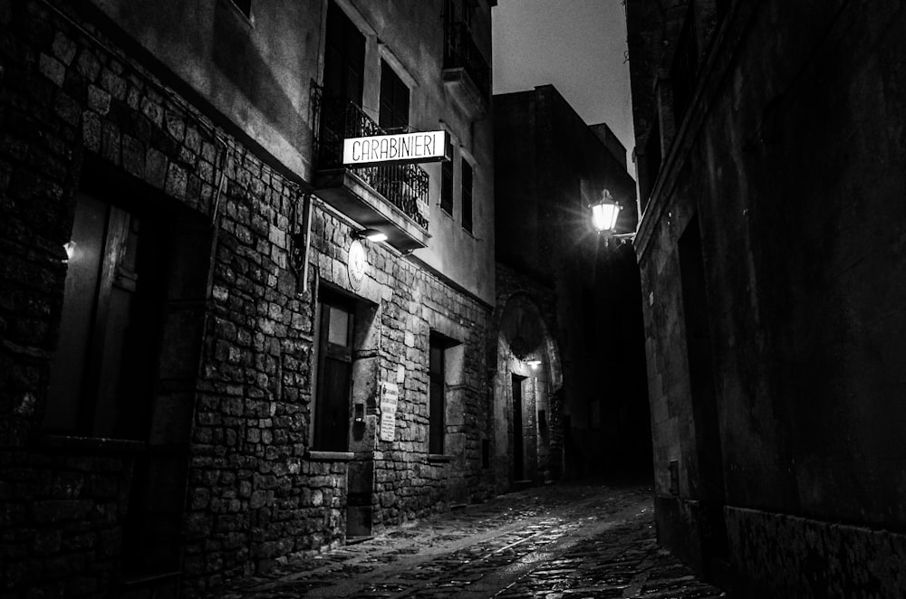 callejón de la ciudad con señalización de Carabineri durante la noche