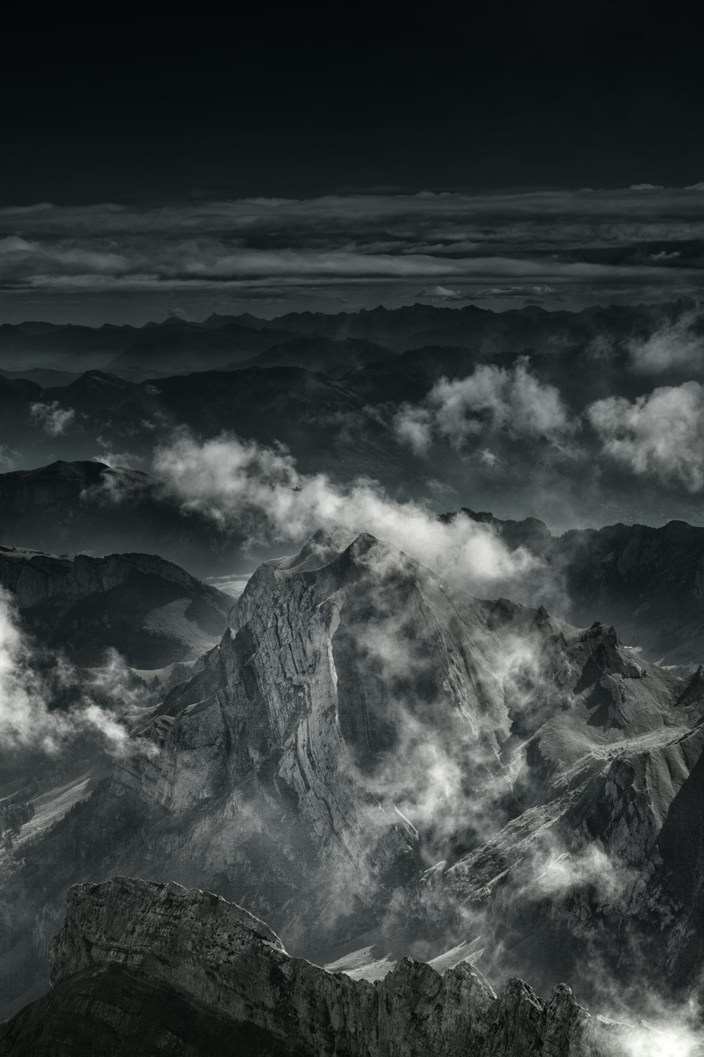 Photo en niveaux de gris de la chaîne de montagnes