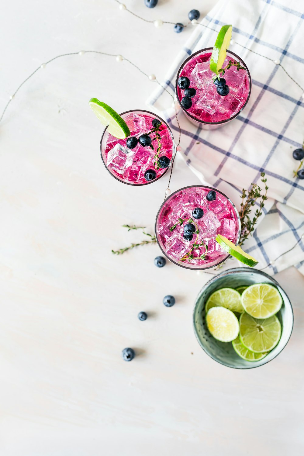 Líquidos rosados servidos en vasos