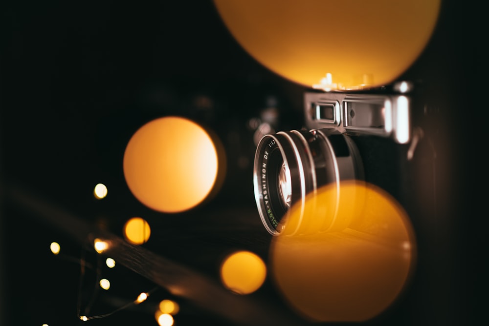 Máy ảnh SLR đen và xám với ánh sáng bokeh vàng là một sự lựa chọn tuyệt vời cho các nhiếp ảnh gia. Với hình ảnh chân thật và độc đáo của hình nền này, bạn sẽ không cần suy nghĩ hai lần khi muốn trang trí máy tính của mình với một hình nền đẹp và sáng tạo này!