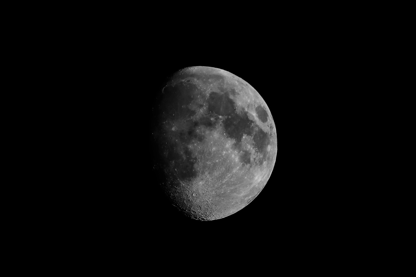 Canon EOS 750D (EOS Rebel T6i / EOS Kiss X8i) + Sigma 150-500mm F5-6.3 DG OS HSM sample photo. Grayscale photo of planet photography