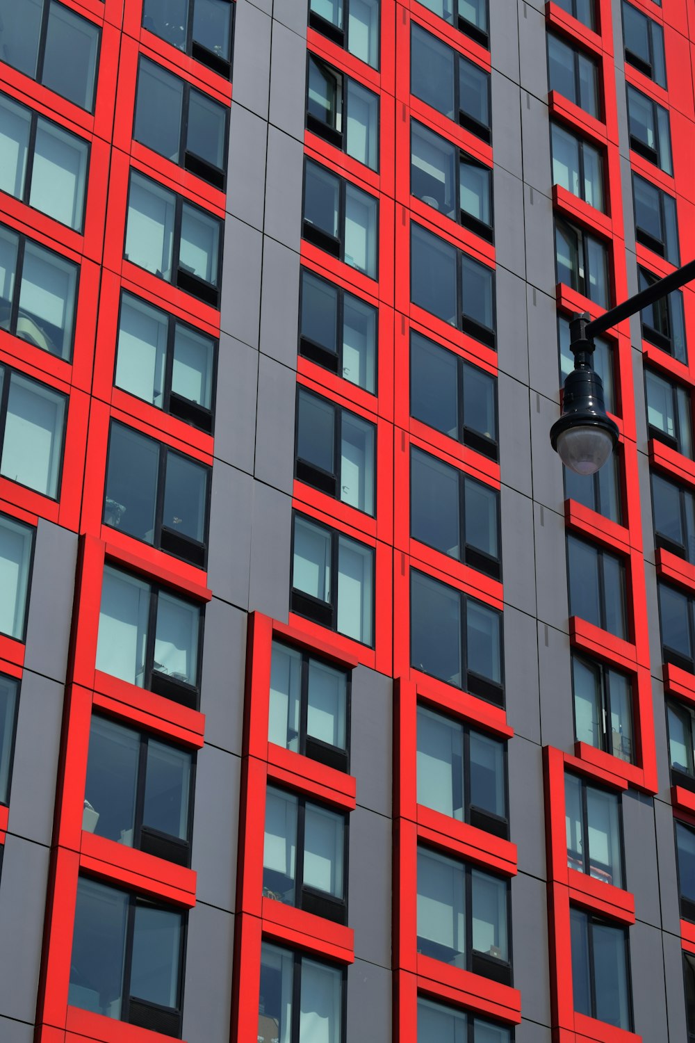 Foto de primer plano de un edificio alto con ventana de vidrio durante el día