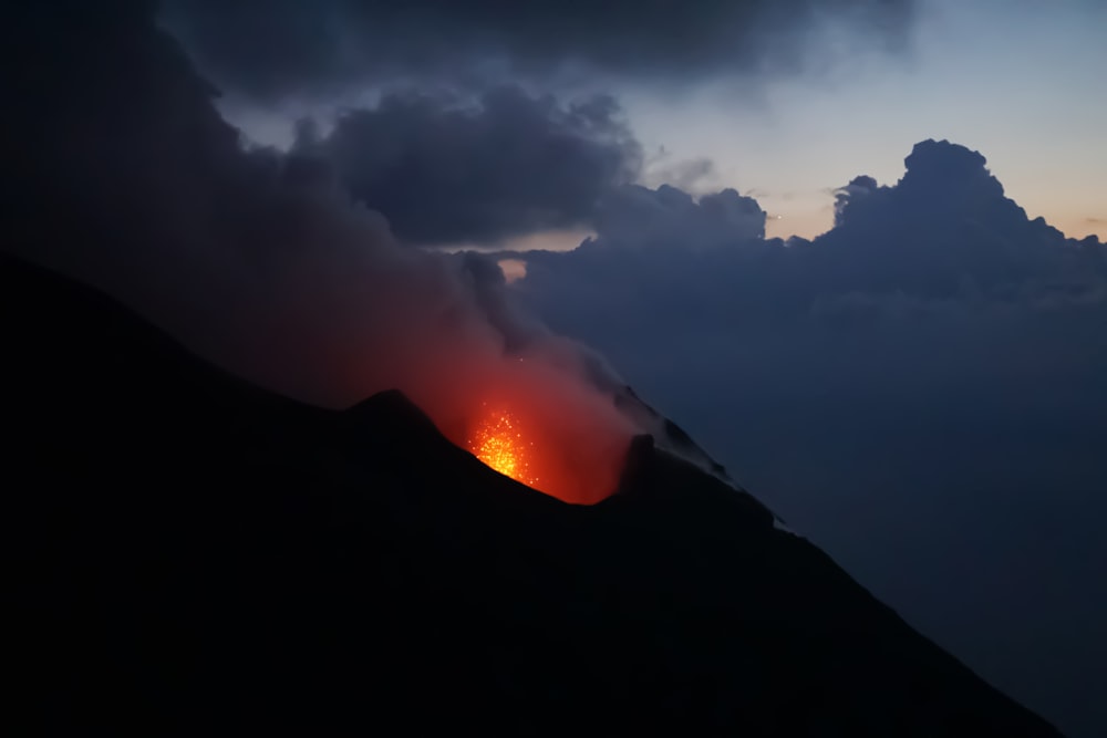 Vulkan mit Lava während eines schwarzen, bewölkten Tages