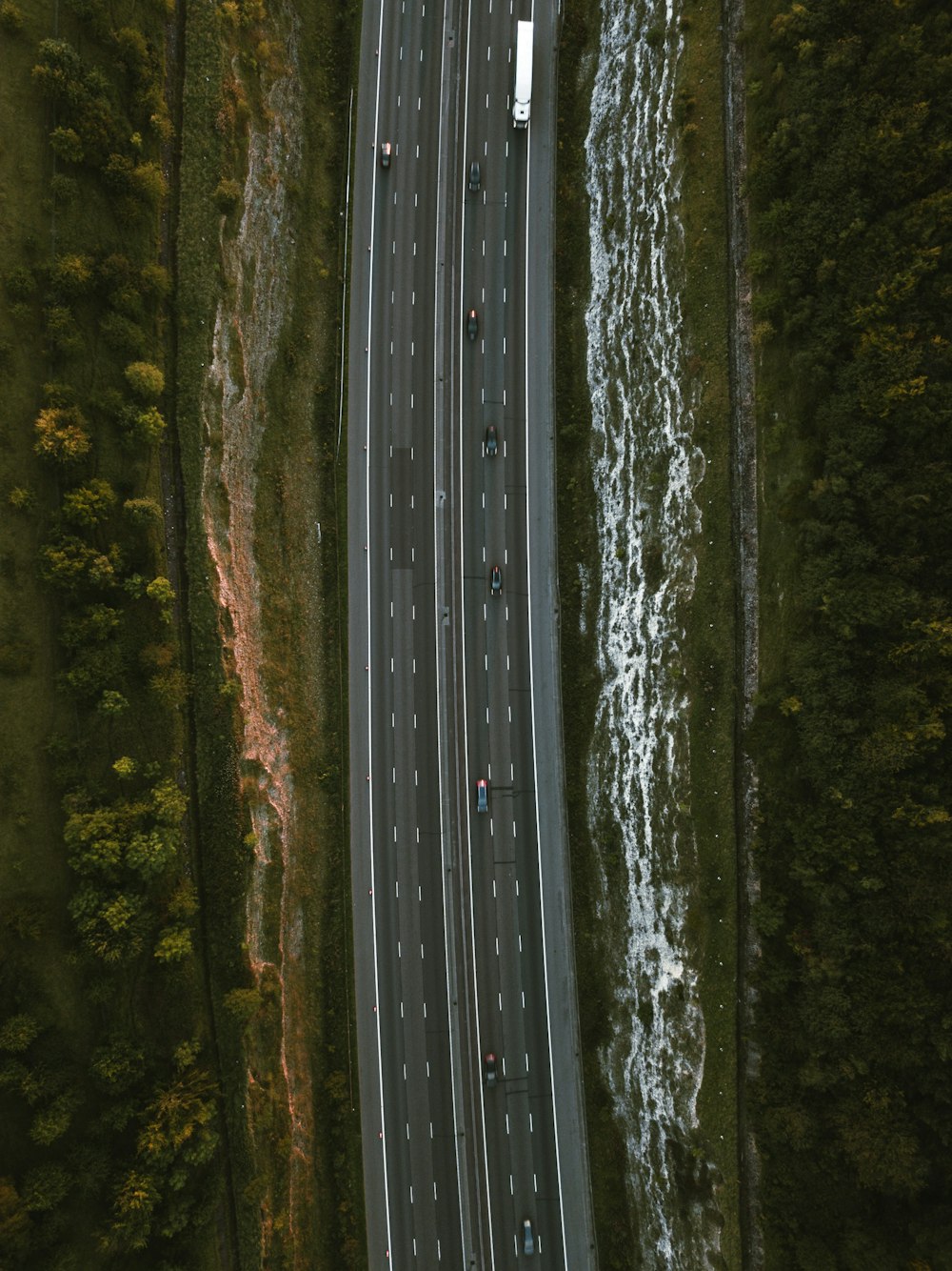 Fotografía aérea de la carretera de pavimento