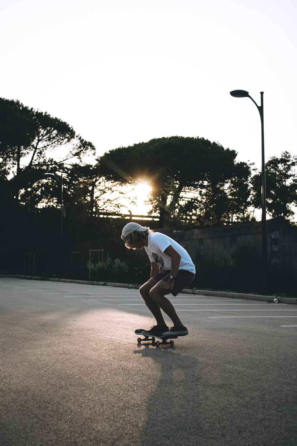 uomo che cavalca lo skateboard nel mezzo della strada vuota