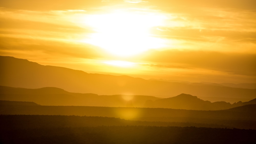 silhouette de montagnes pendant l’heure dorée