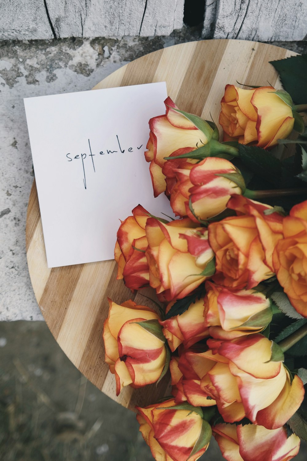 flores vermelhas e marrons na mesa